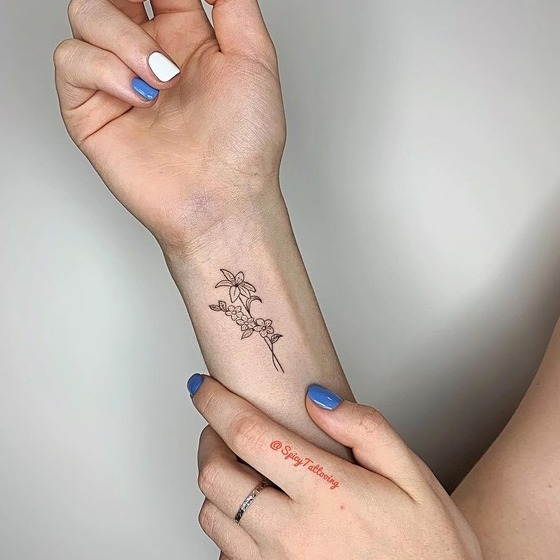 Маленькие татуировки на запястье