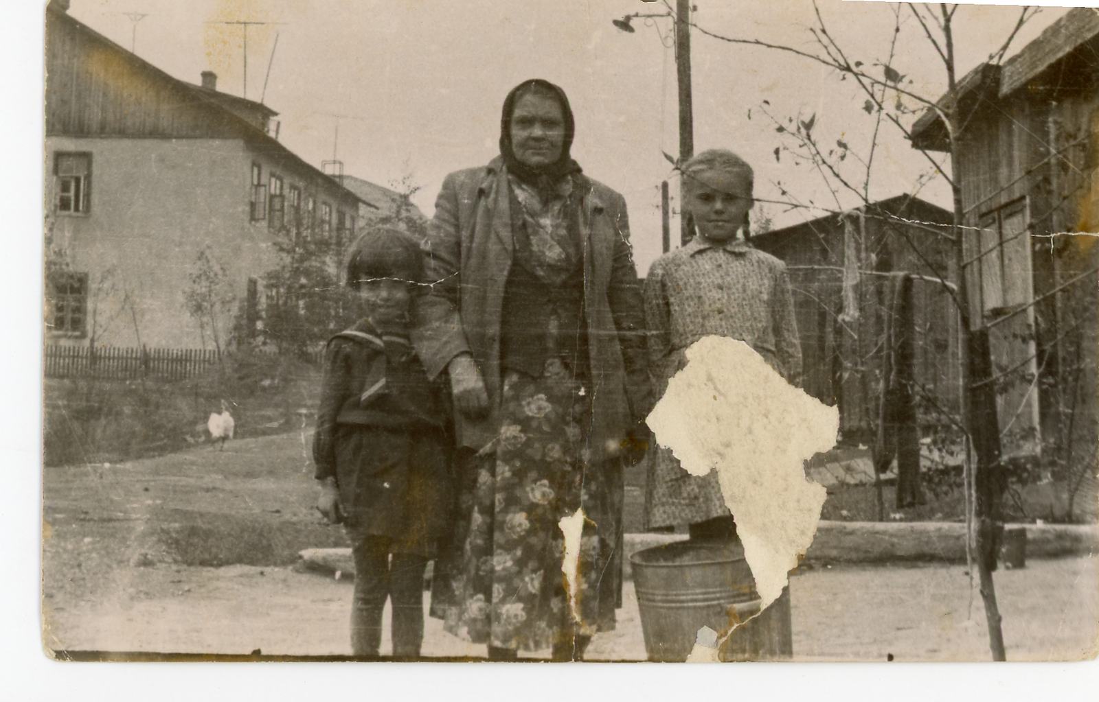 Оригинальная фотография Пелагеи Харитоновны с девочками