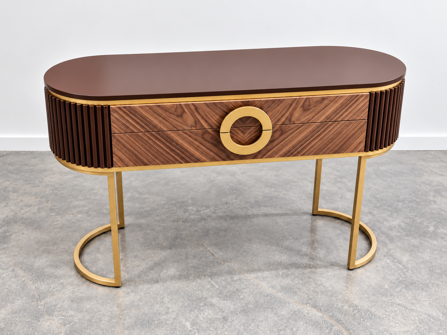 Консоль Wooden Kors с выразительным рисунком шпона и круглой ручкой.