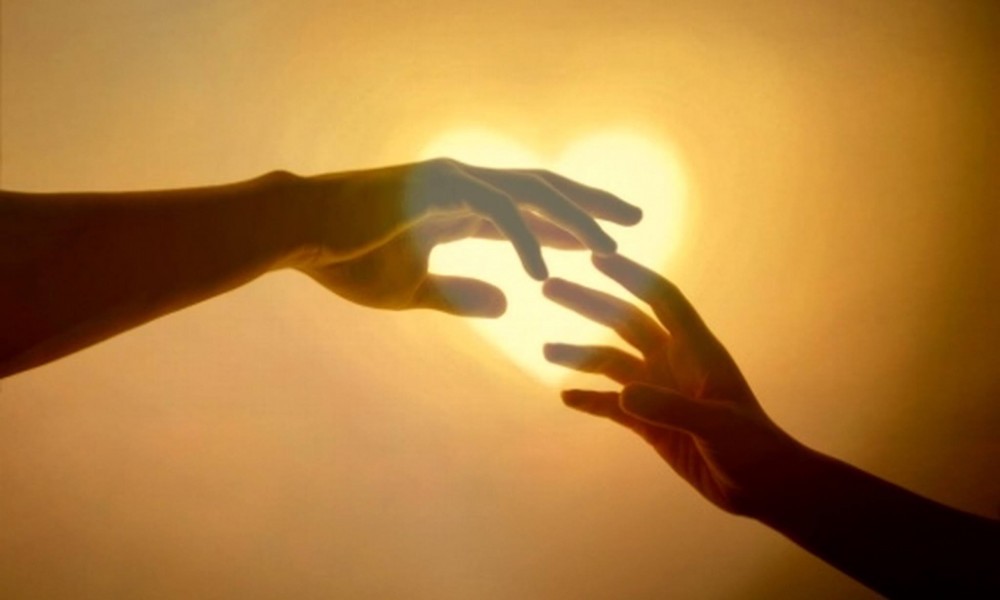 Любовь с концов пальцев. Касание рук. Рука тянется. Рука тянется к солнцу. Солнце в руках.