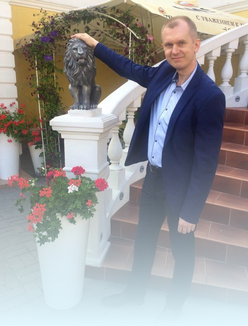 Мужчина со скульптурой льва