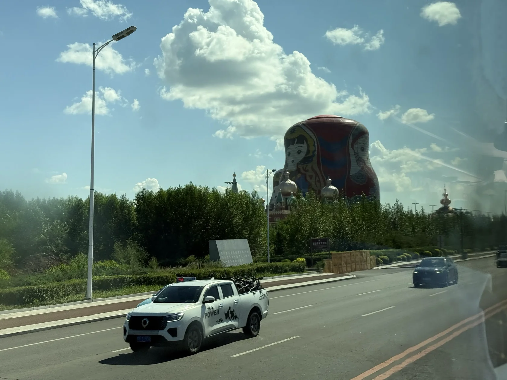 Автобус едет от китайской таможни в Маньчжурию мимо Матрёшки