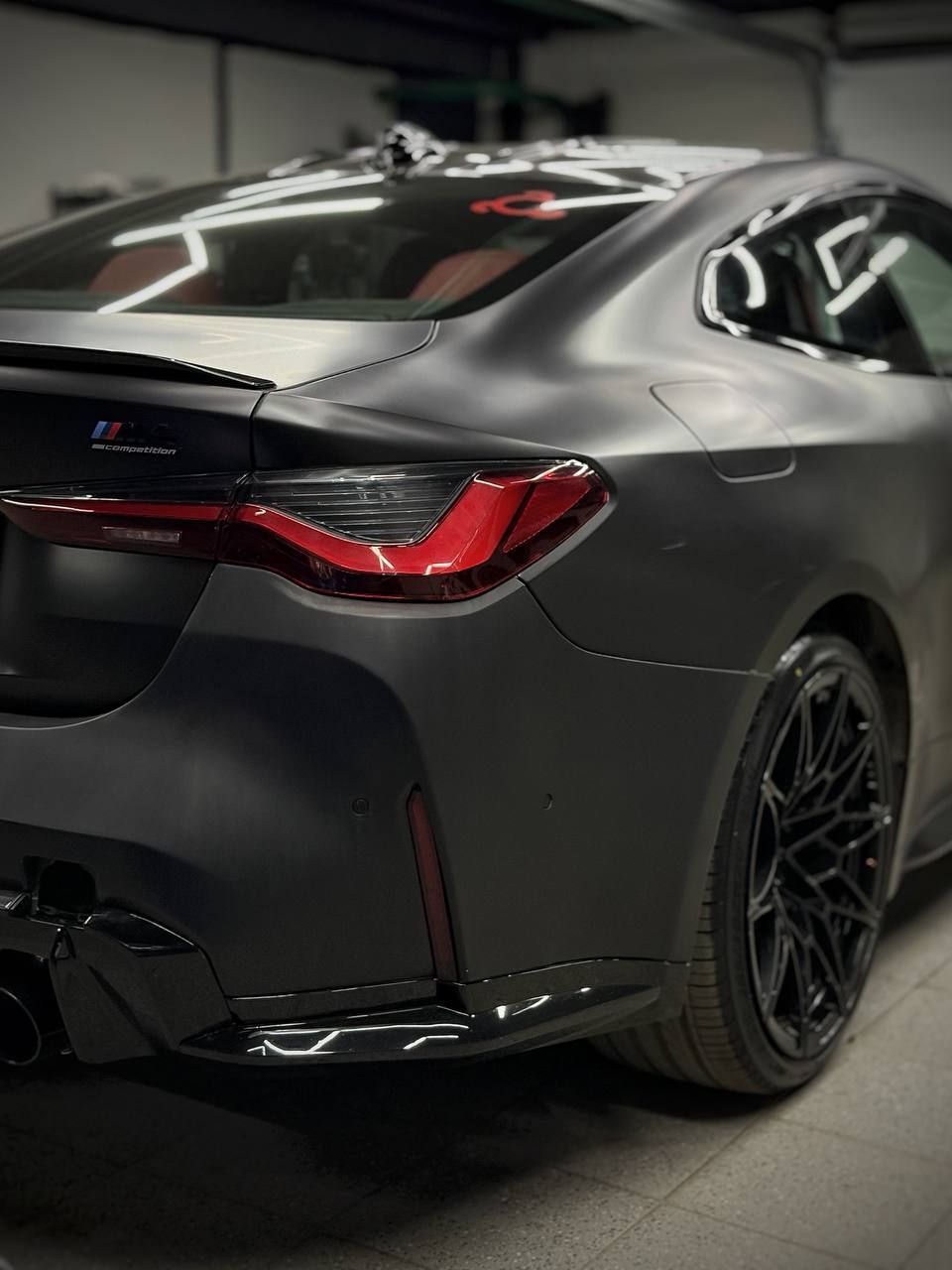 BMW M4 Competition в цветном полиуретане — фото 4