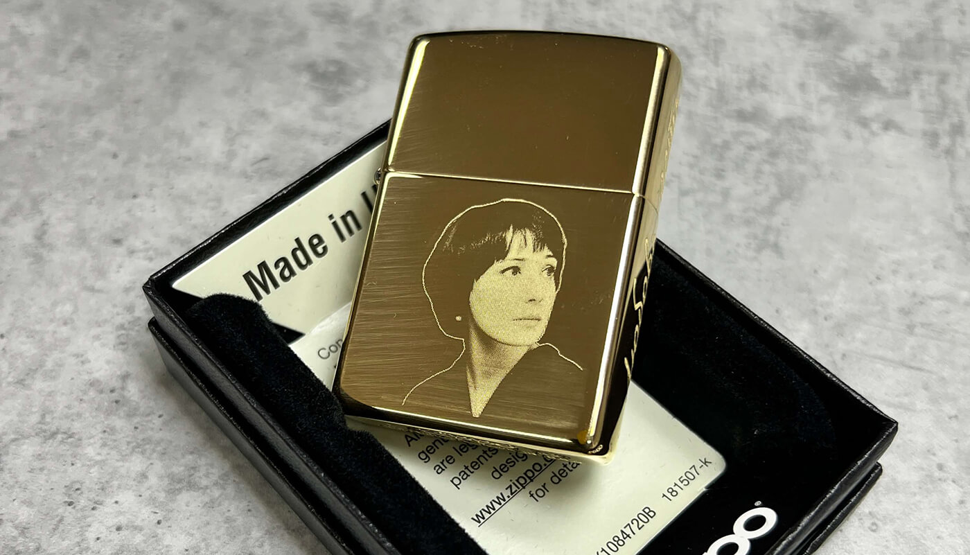 Фотогравировка портрета на золотистой зажигалке Zippo