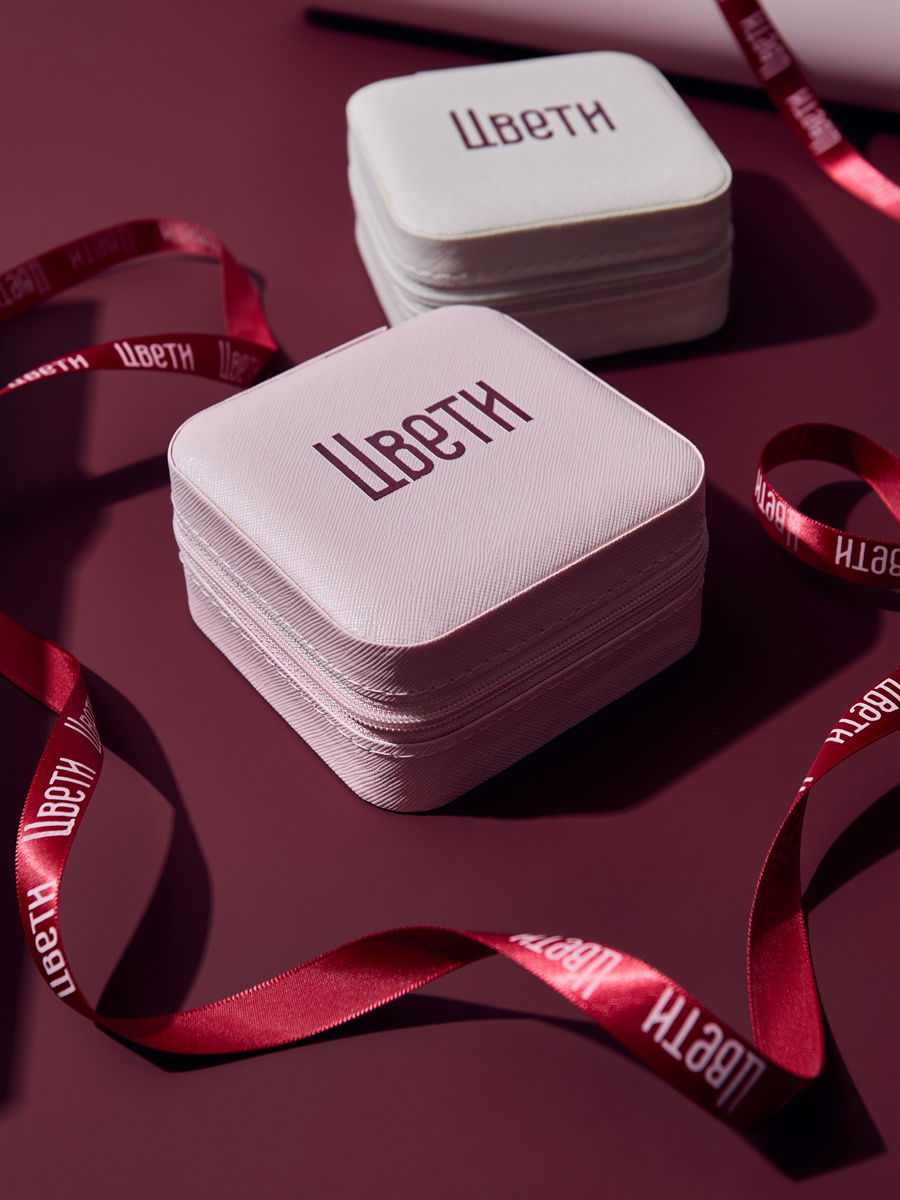 подарочные коробки с лентами на красном фоне