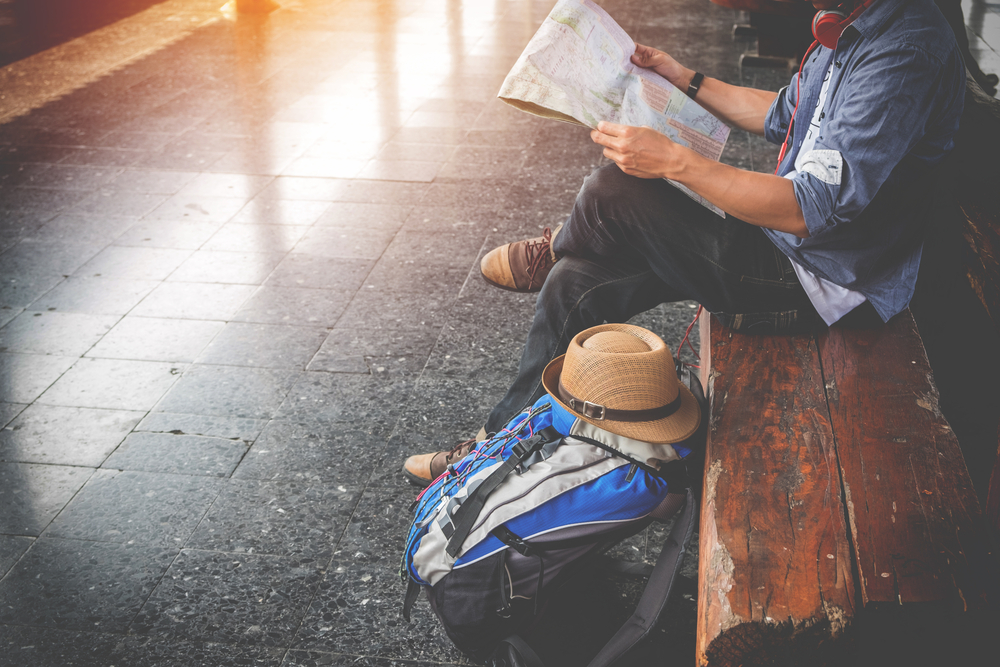 ожидание станция вокзал газета багаж