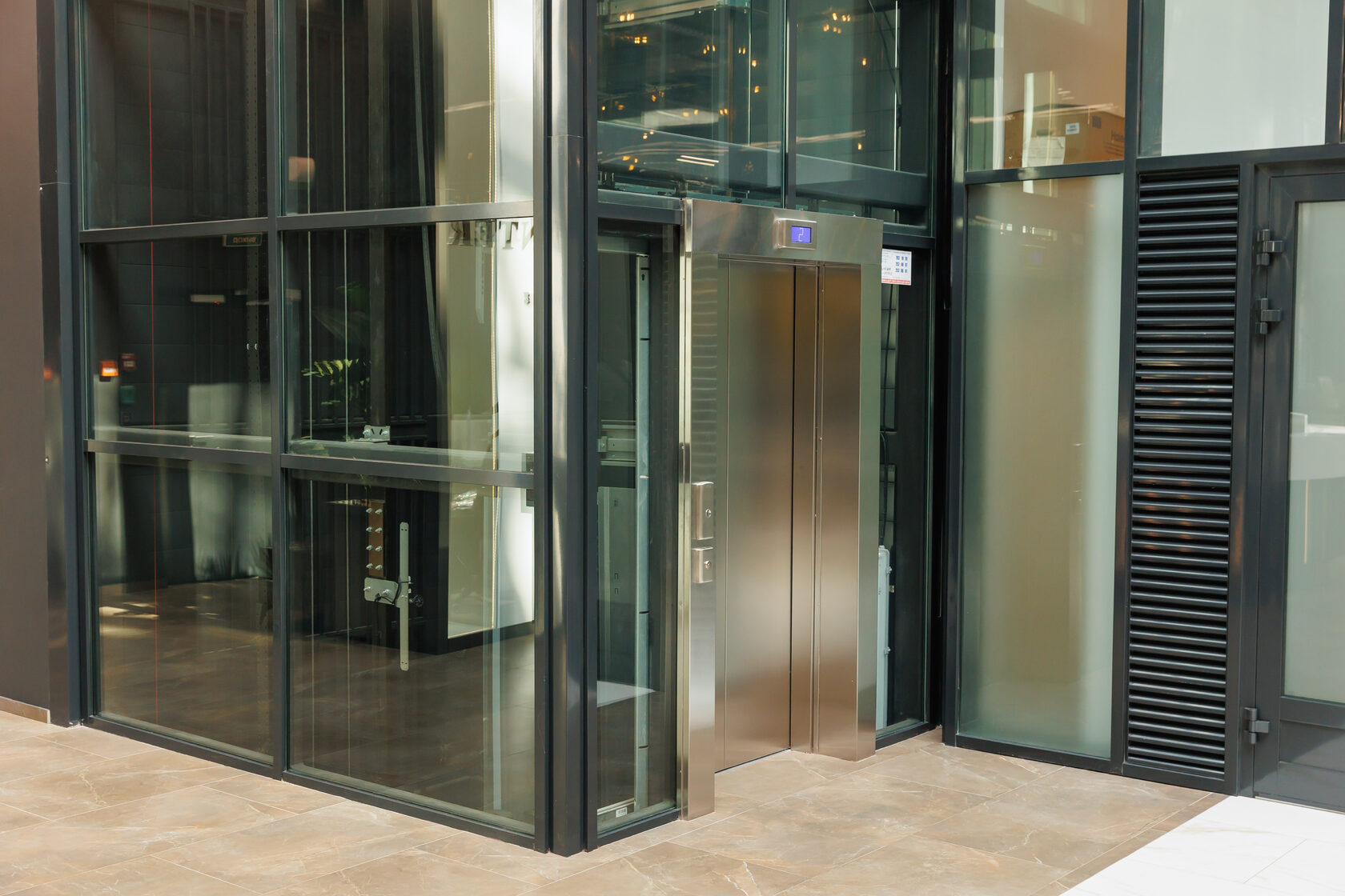 стеклянный лифт в тц