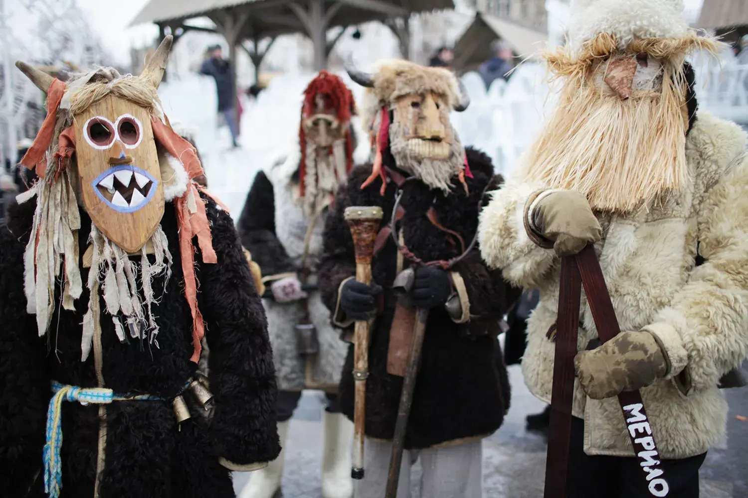 Древний славянский обряд 9 января, мужчина в легкой одежде на морозе.