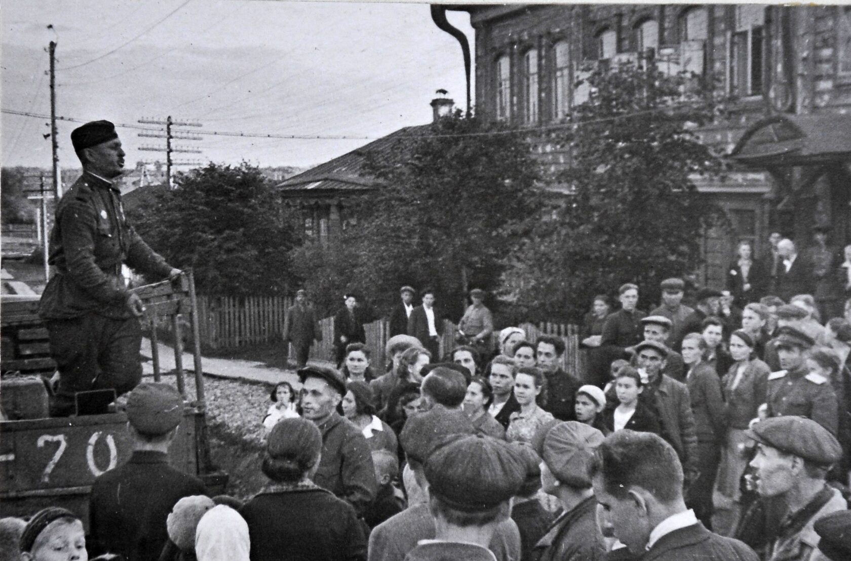 На митинге, посвященном встрече демобилизованных, т. Черноскутов рассказывает о героическом подвиге Красной армии (г. Ревда). [1945 г.] 