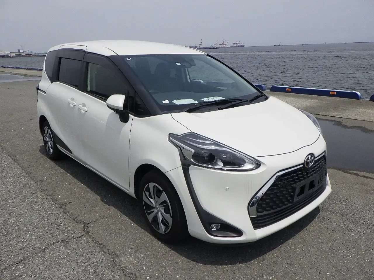 аренда Toyota Sienta на Кипре