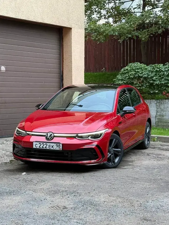 Красный Volkswagen Golf у студии