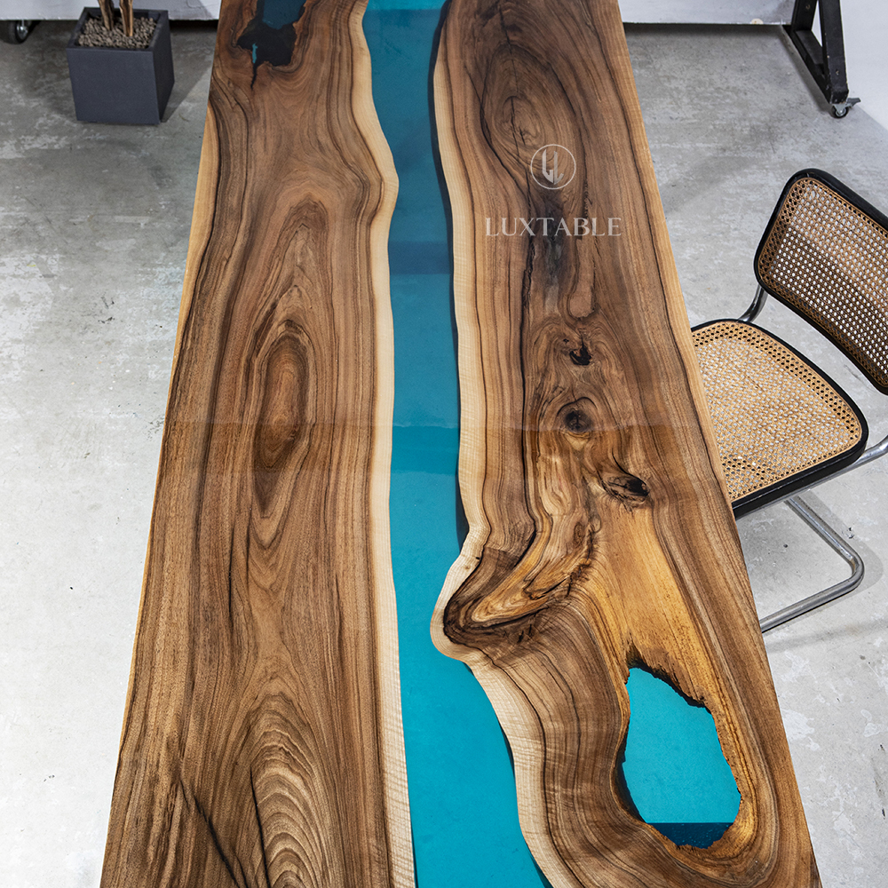 Epoxidharz Tische Alagoas aus europäischem Nussbaum und hellblauem Epoxidharz mit Metallic Effekt