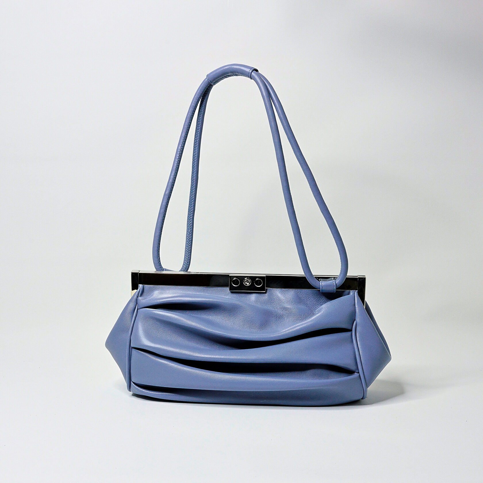 сумка вытянутой формы из мягкой овечьей кожи на фермуаре серо-голубого цвета ручной работы