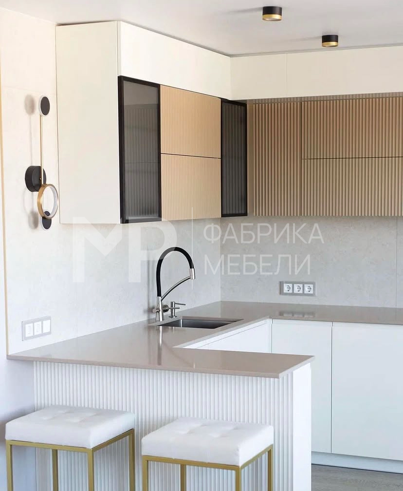 кухня с барной стойкой и рельефными фасадами