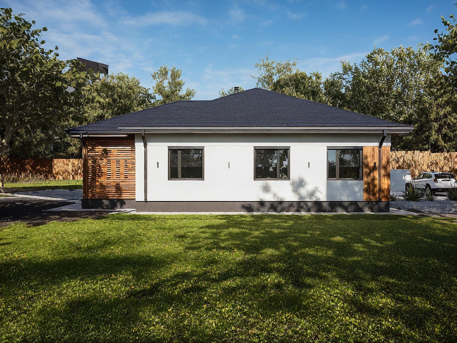 Общий вид участка с домом