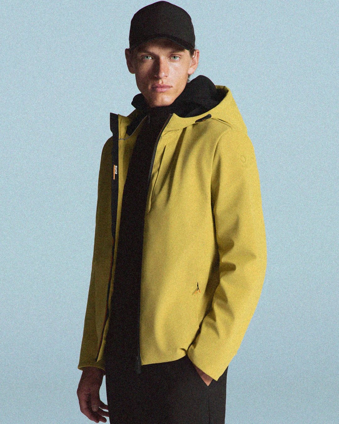 SUNS uomo: giacca tecnica con cappuccio giallo senape