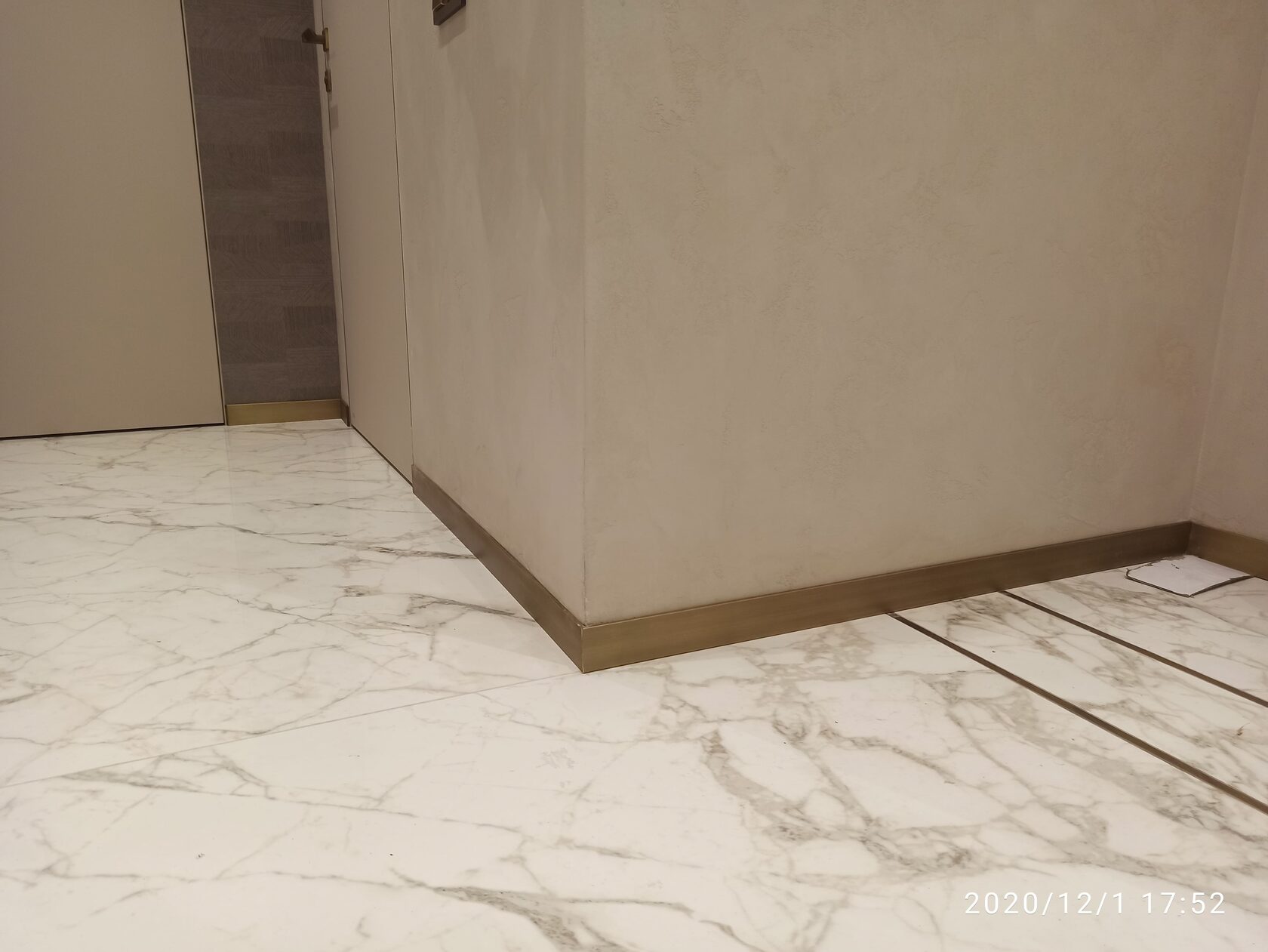 плинтус из латуни