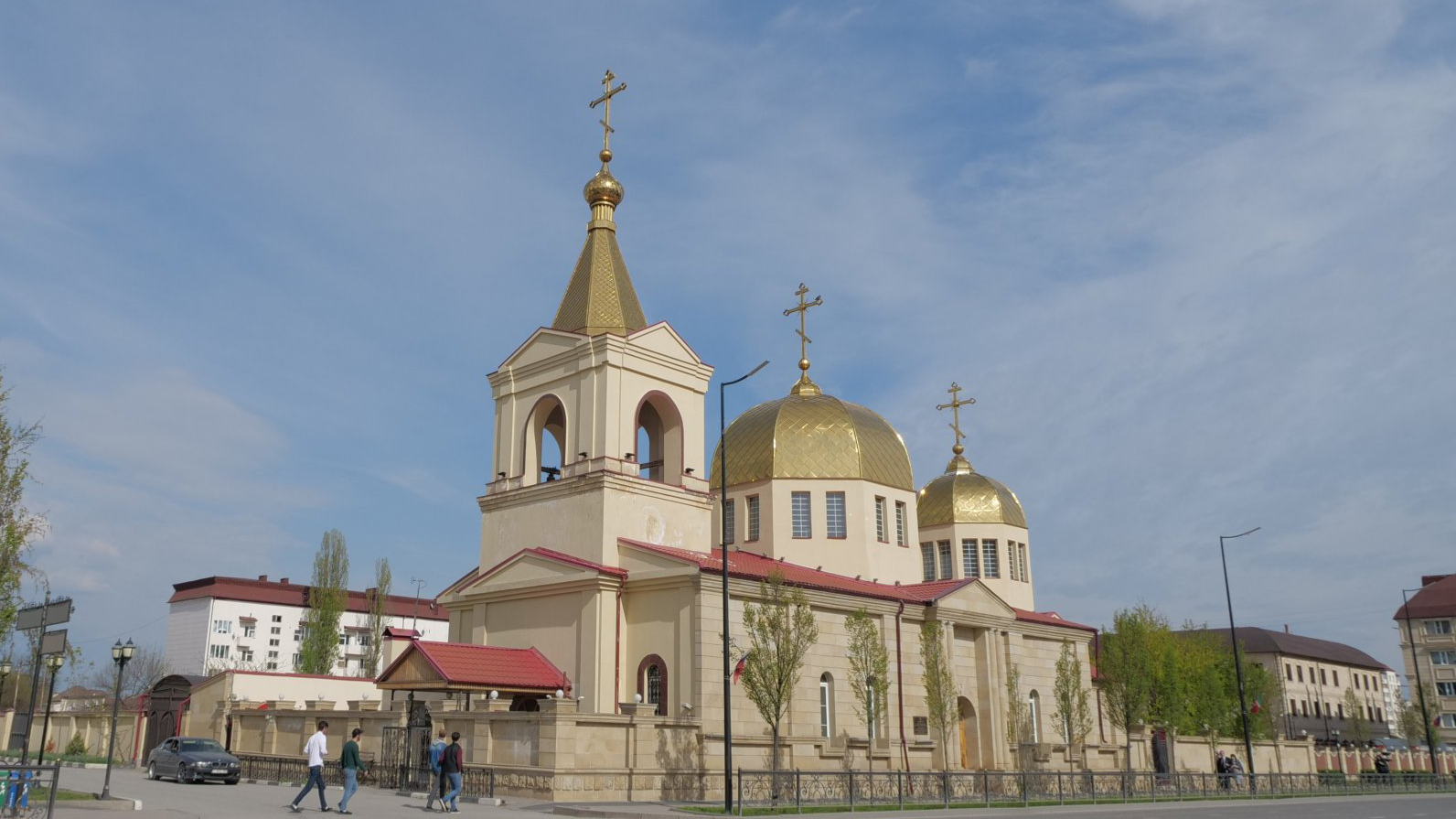 Храм архангела в грозном. Храм Михаила Архангела (Грозный). Православный храм Архангела Михаила в Грозном. Храм Архангела Чечня. Церковь Михаила Архангела Чечня.