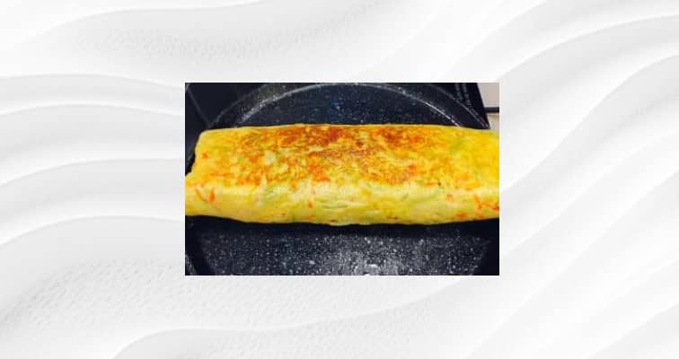 Приготовление рулета из омлета с сыром и кабачком: шаг 12