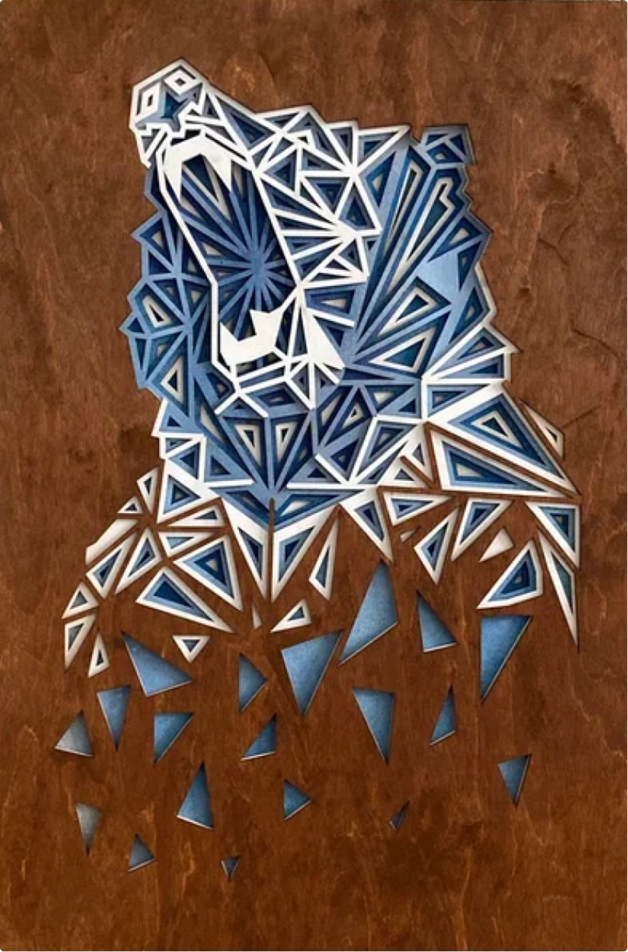 Панно из дерева изображает рычащего медведя, состоящего из сине-белых цветов