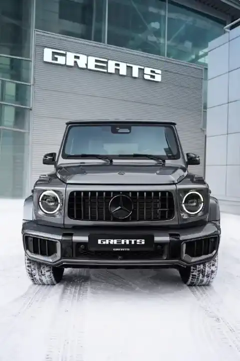 G63 у галереи зимой: оживлённая фотография