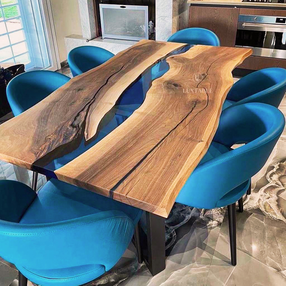 Epoxidharz Tische Alagoas aus europäischem Nussbaum und hellblauem Epoxidharz mit Metallic Effekt