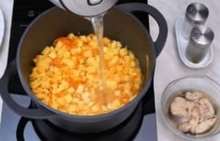 Приготовление супа из консервированной горбуши с картошкой и пшеном: шаг 6