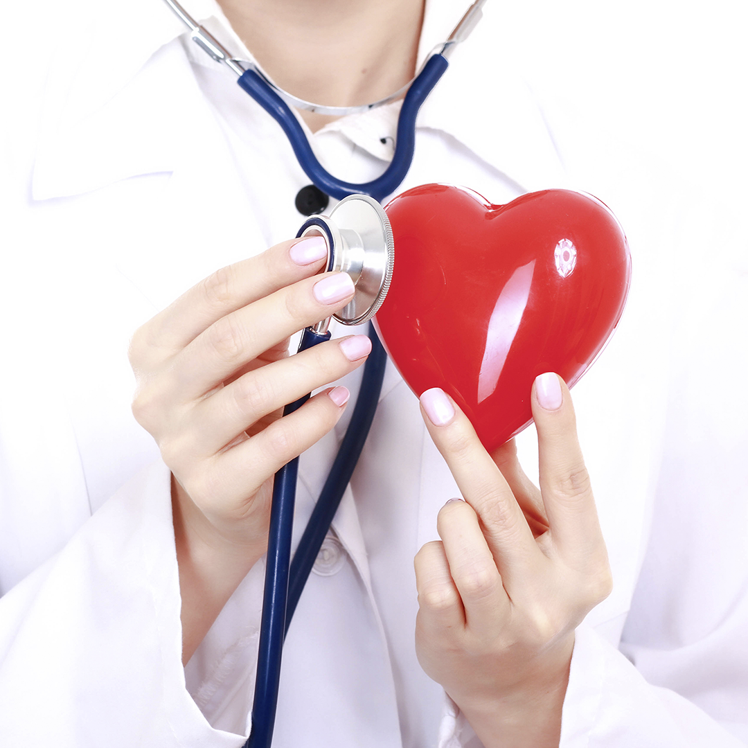 Врач который проверяет сердце. Кардиология. Врач кардиолог. Консультация кардиолога. Сердечно-сосудистые заболевания.