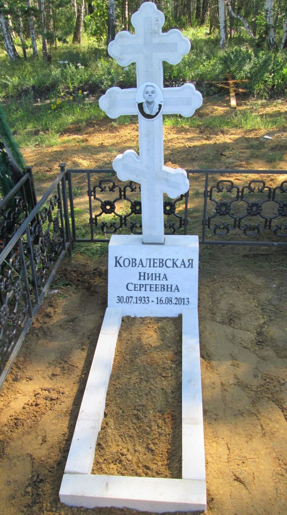Памятник из Коелгинского мрамора, размер
