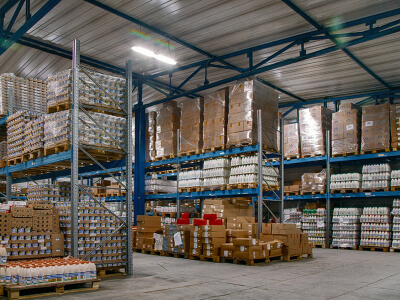 склад где работают на вилочных погрузчиках Hyundai