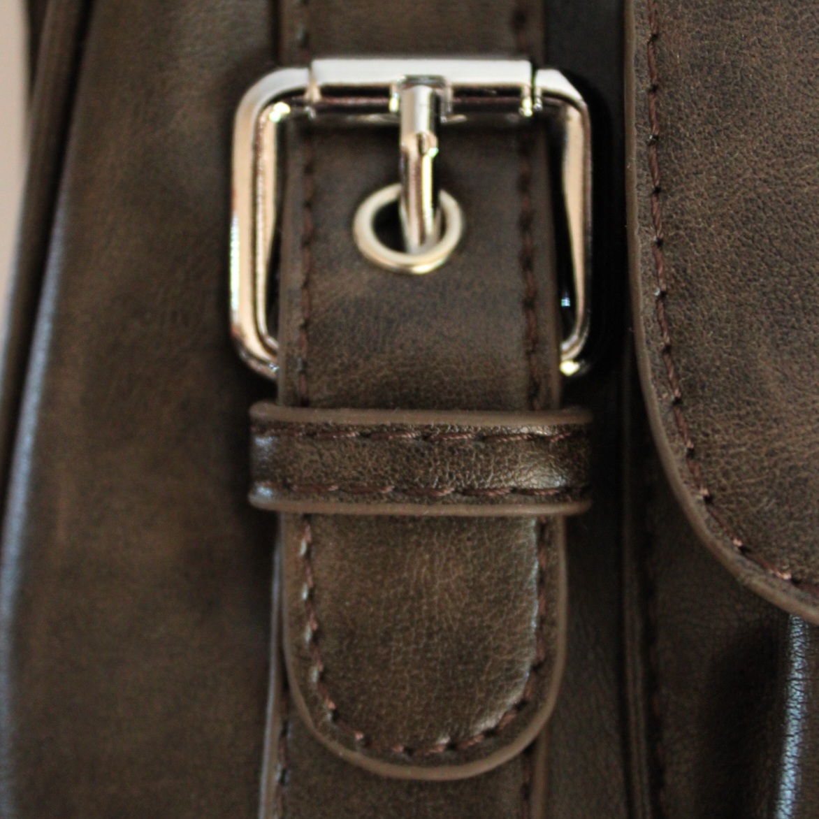 Купить сумку-багет коричневого цвета с серебристой фурнитурой.