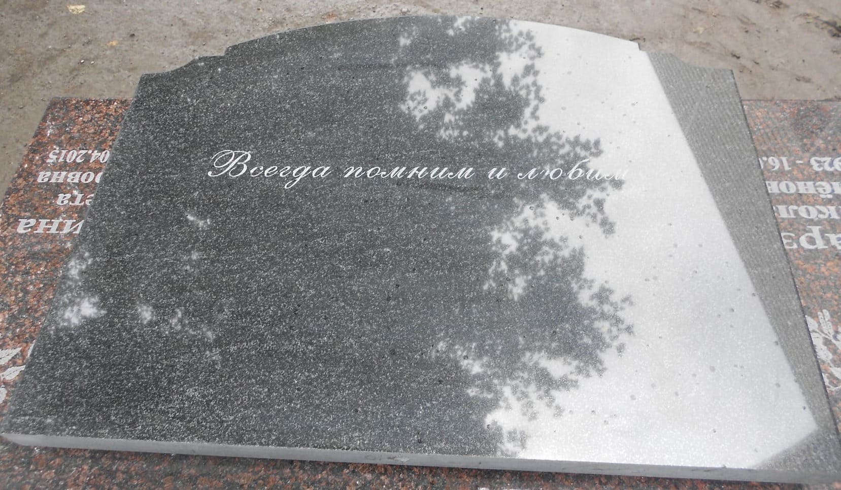 Памятник семейный из Карельского гранита с вырубной формой и эпитафией на обратной стороне, размер 900х700х50