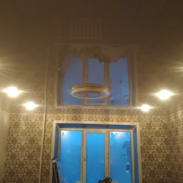 Матовый потолок в гостиной