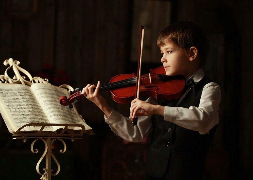 Воспитать музыканта. Мальчик со скрипкой. Скрипка для детей. Игра на скрипке. Ребенок играет на скрипке.