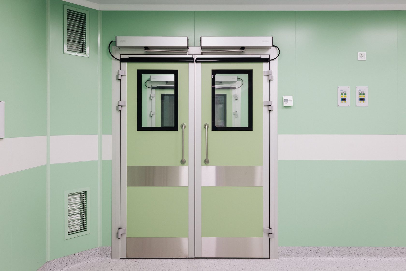 Двери медицинские екатеринбург. Клинический медицинский центр МГМСУ Евдокимова. Двери Операционная ei60. Двери в операционную. Медицинские двери для операционных.