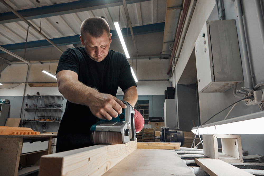 фотосъемка шлифовки доски на мебельном производстве