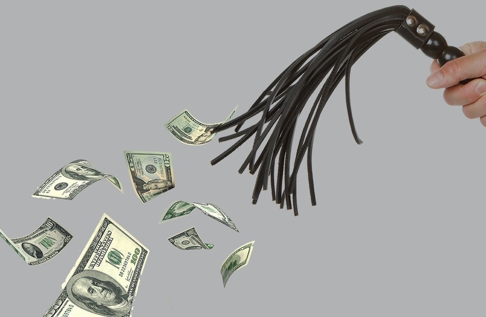 Человек пересчитывает деньги. 8848 invest. Деньги финансы. Бизнес процесс управление денежными средствами. Дадим деньги в управление.