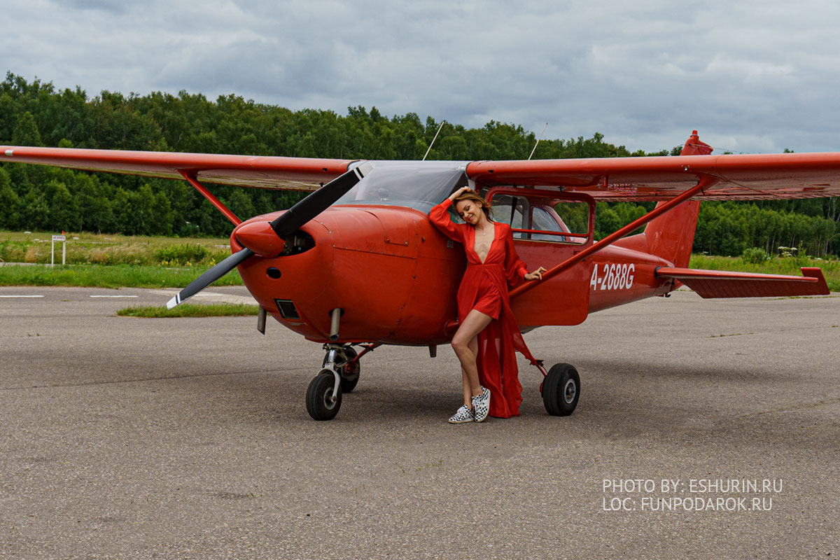 Спортсменка-мотогонщица Илона Селина позирует около самолета Cessna 172