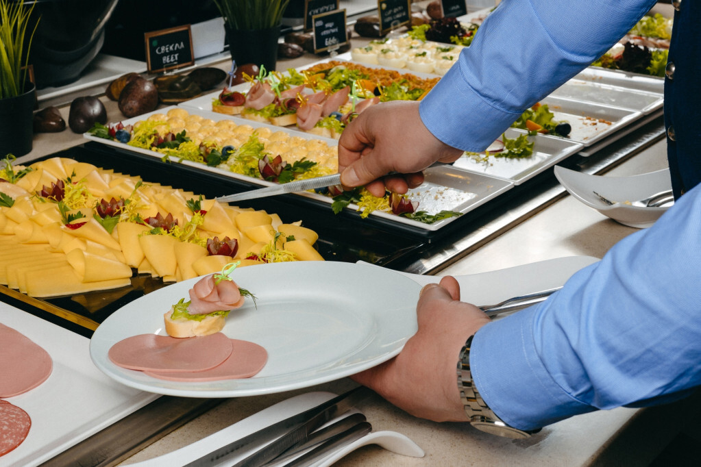 Шведский стол в отеле «Москва»