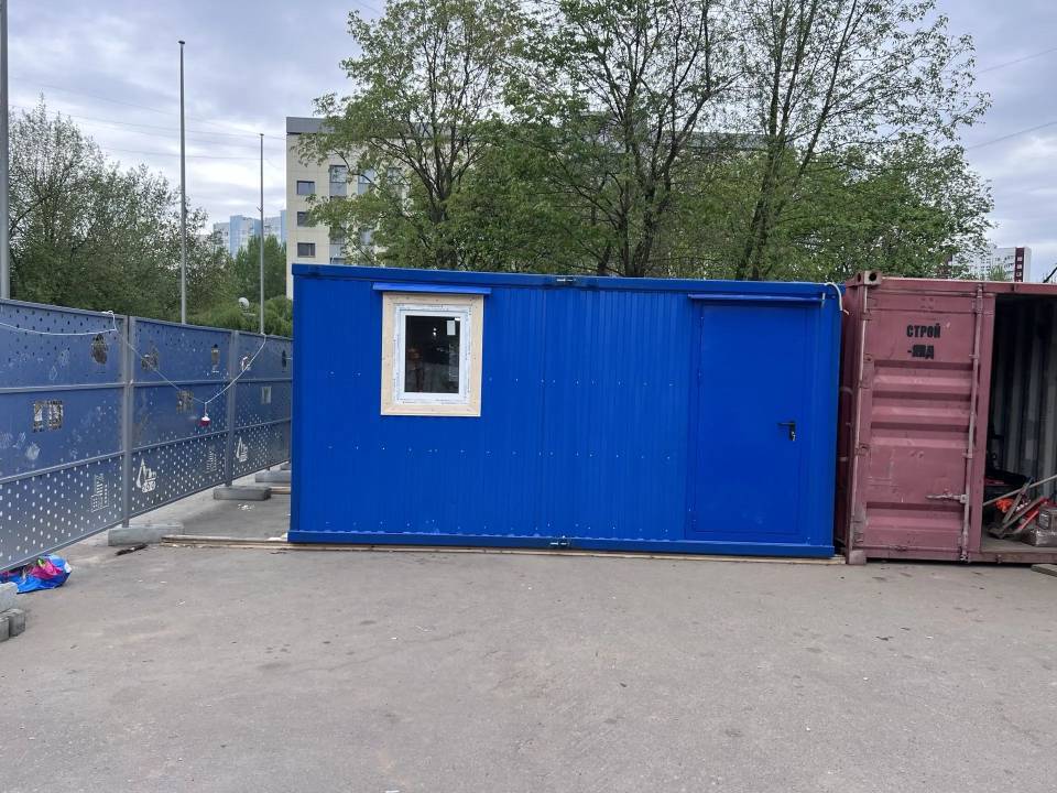 Синяя бытовка у красного контейнера — внешний вид
