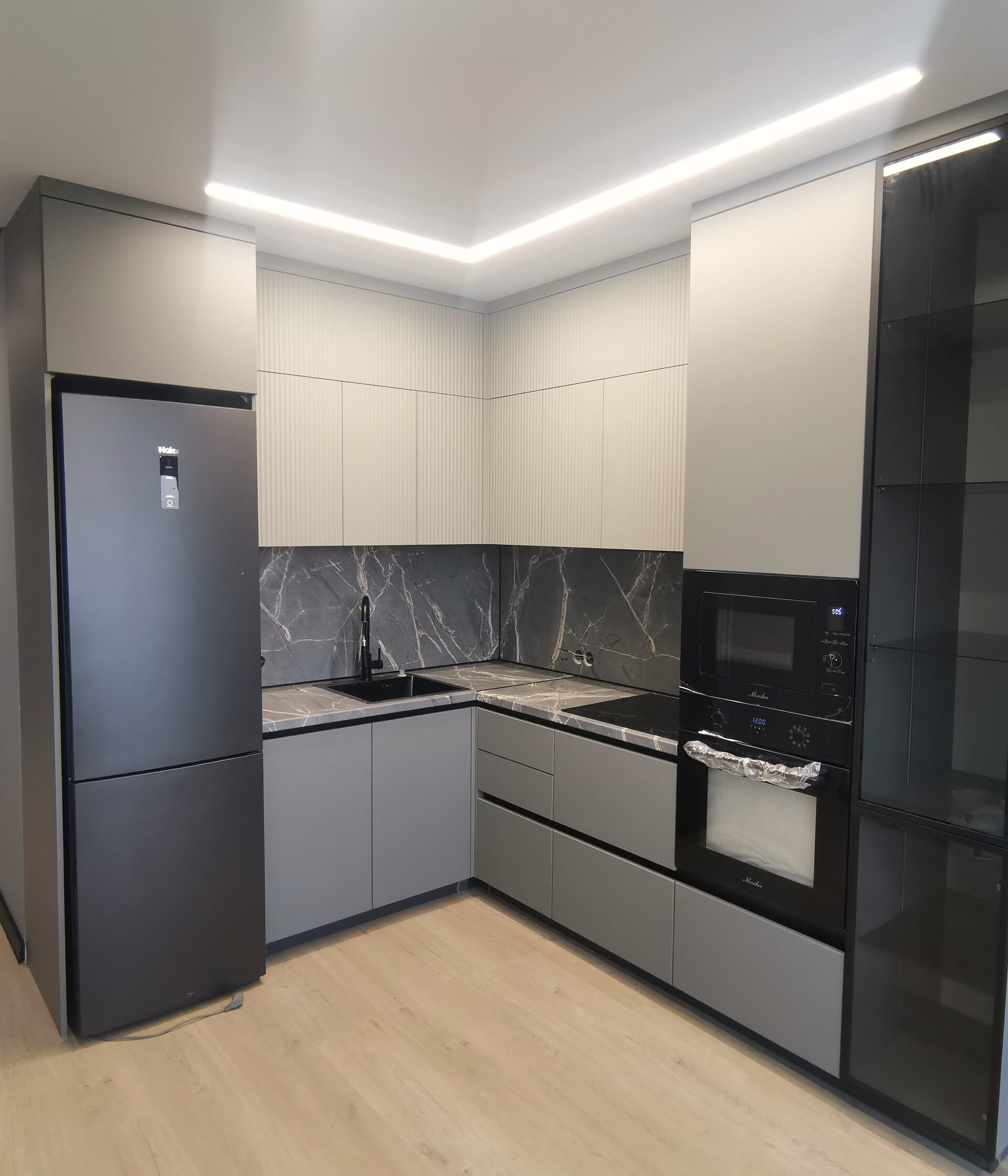 угловая кухня на заказ с сервантом и подсветкой