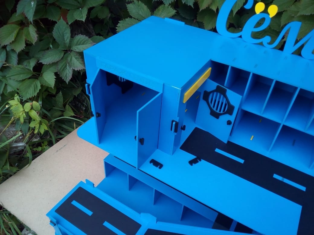 Парковка большая, с трамплином из фанеры