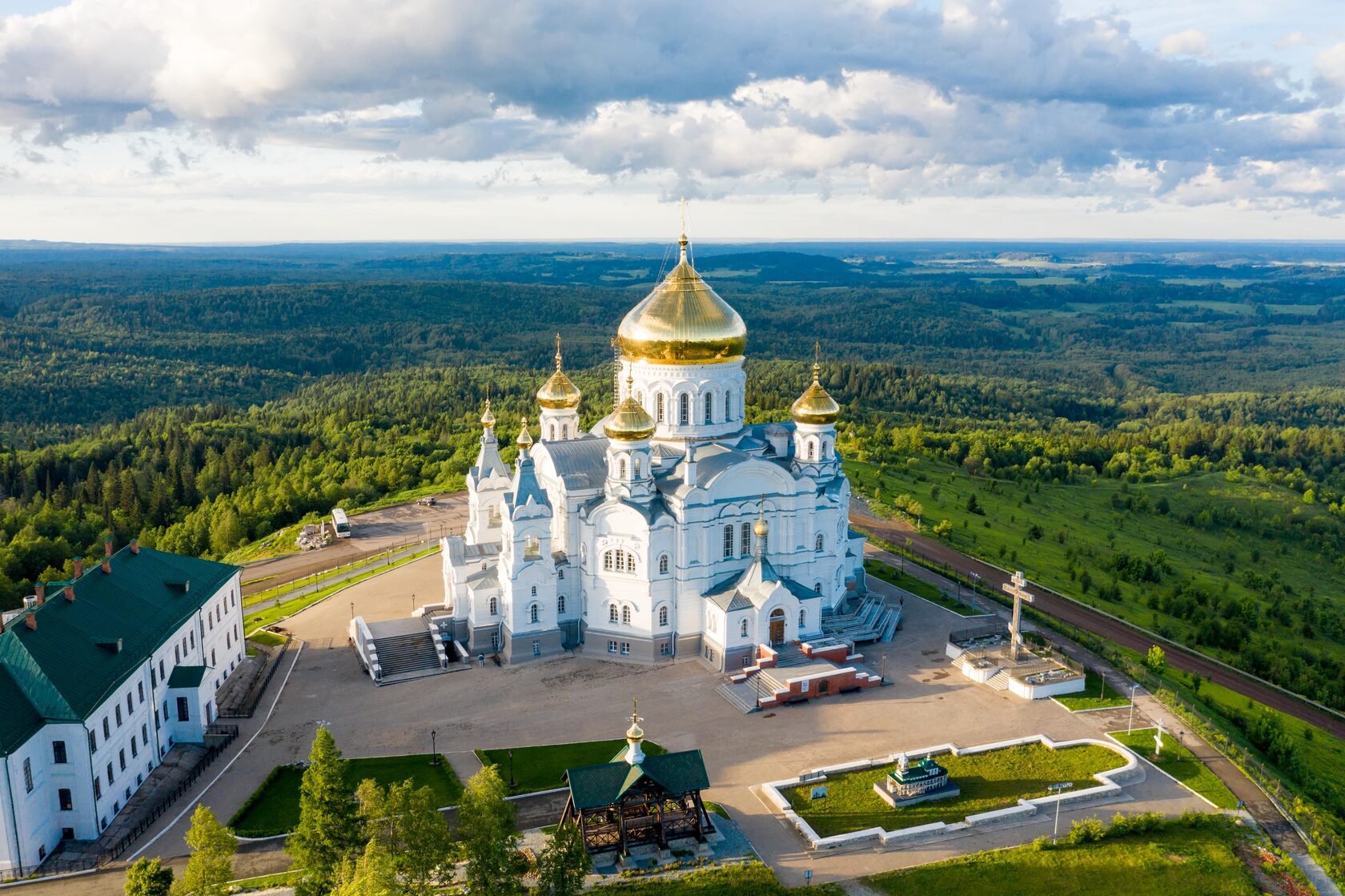 Белогорский монастырь Пермский край. Белогорский Свято-Николаевский миссионерский мужской монастырь. Церковь на шоссе Космонавтов Пермь. Белогорский монастырь история описание.