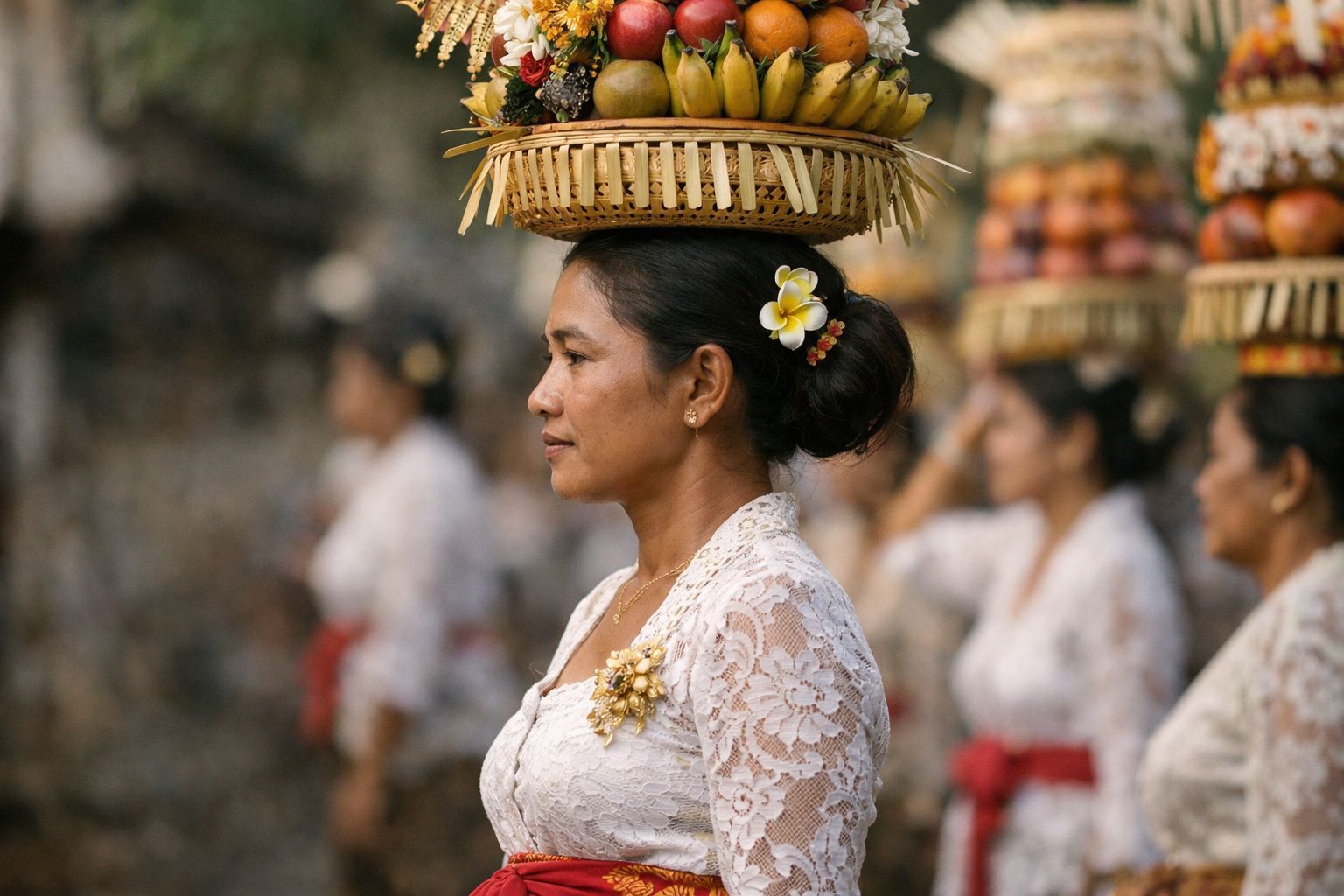 Kebaya Bali rapi dan serasi dalam tradisi mapeed yang sakral