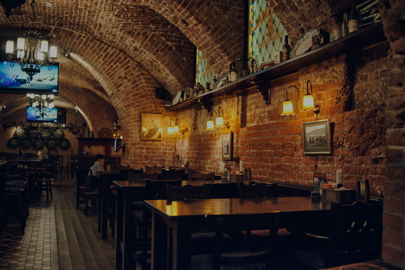 Tap pub. Ирландский паб tap & Barrel pub. Ирландский паб большая Дмитровка 13. Tap Barrel pub Москва большая Дмитровка. Паб в центре Москвы стилизовано под рыцарей.