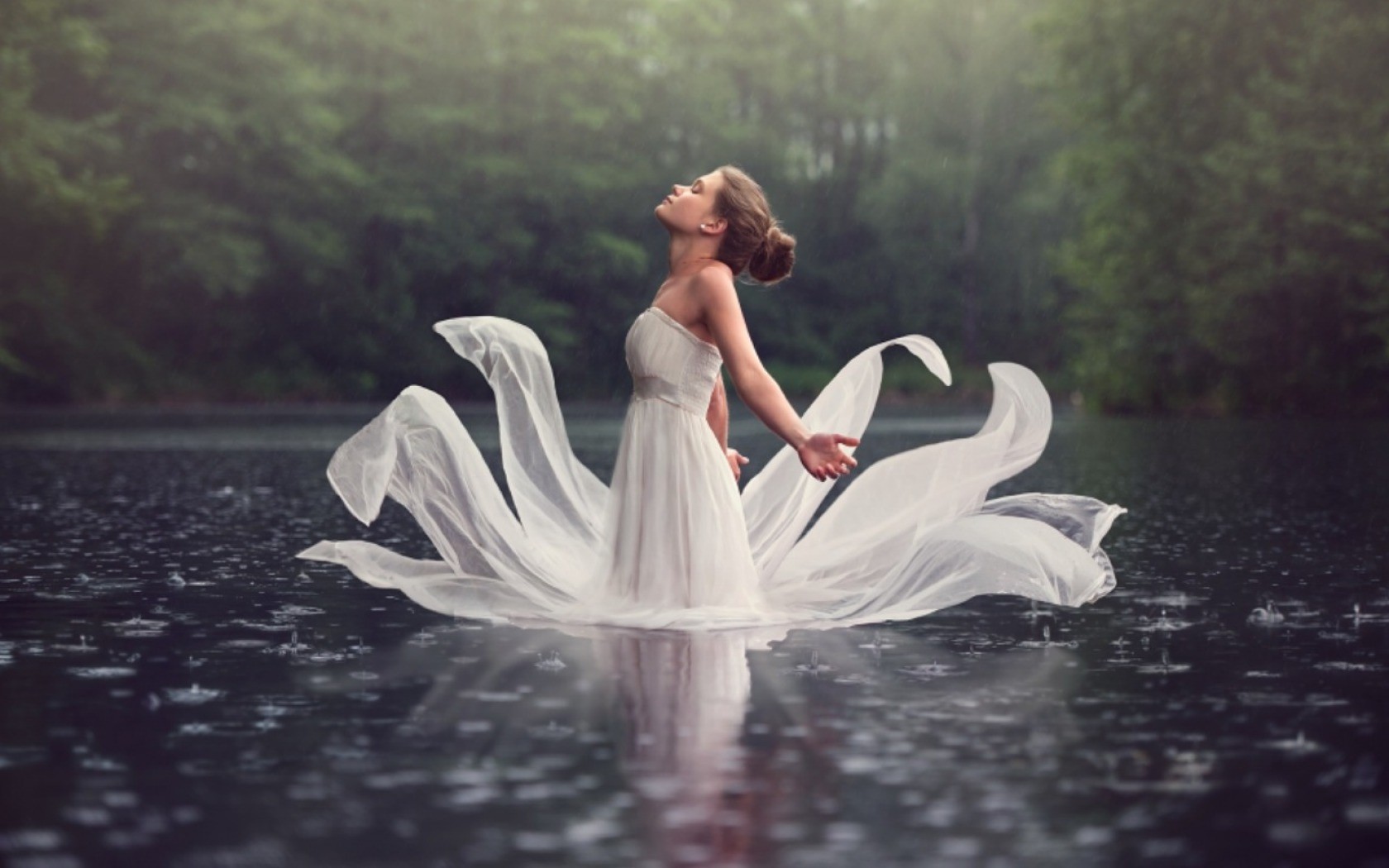Красота мечта. Девушка лебедь. Девушка в платье лебедь. Девушка в белом в воде. Девушка лебедь фотосессия.