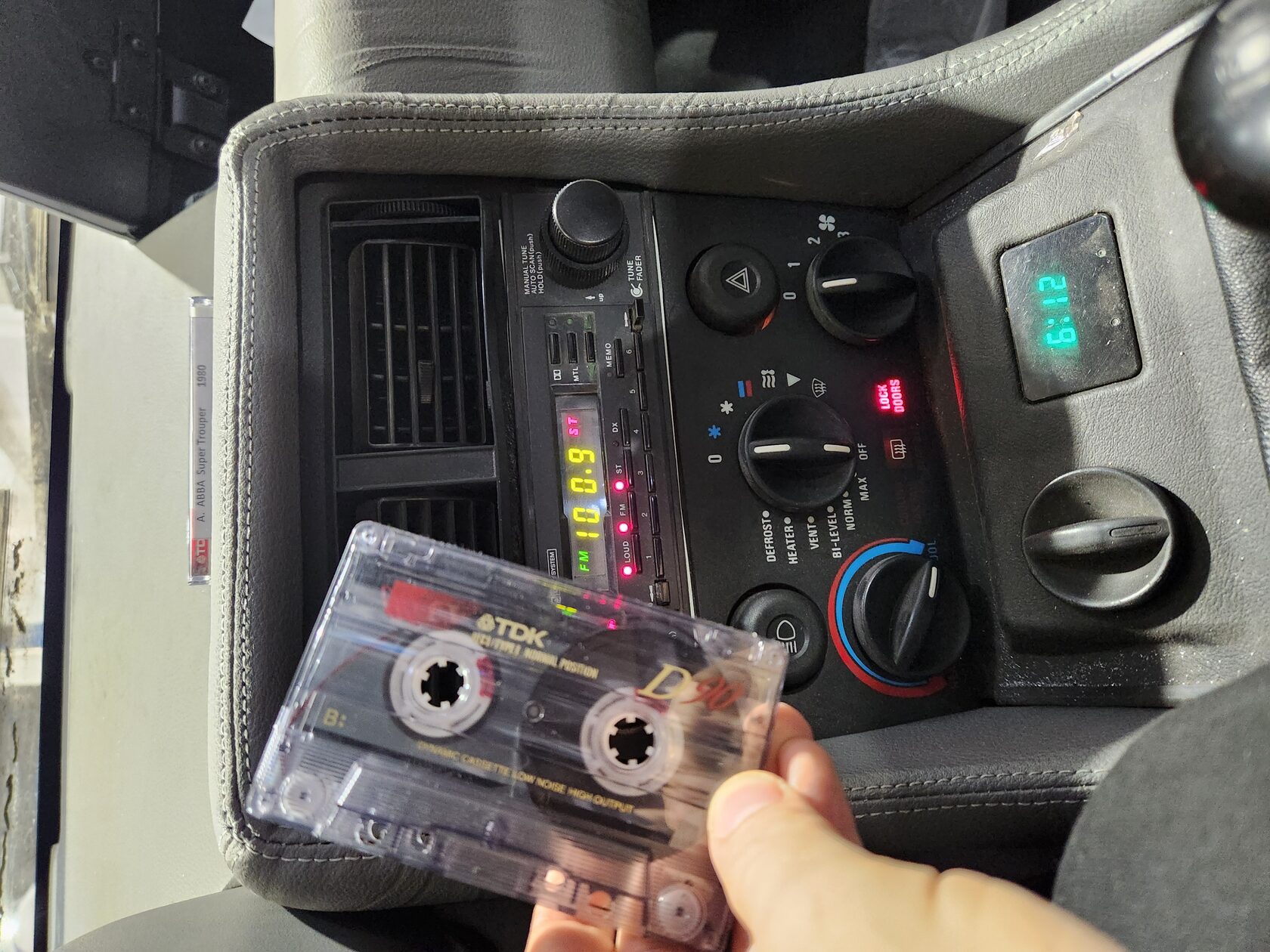 ремонт замена магнитолы dmc delorean