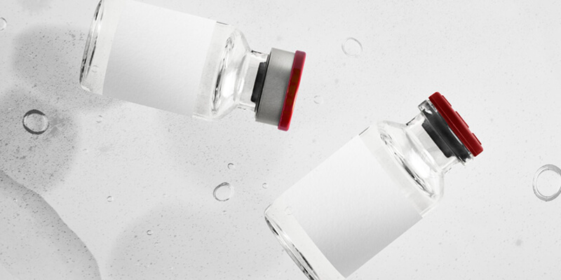 Процедура филлеров для лица: косметолог вводит препарат для коррекции овала, губ и носогубных складок