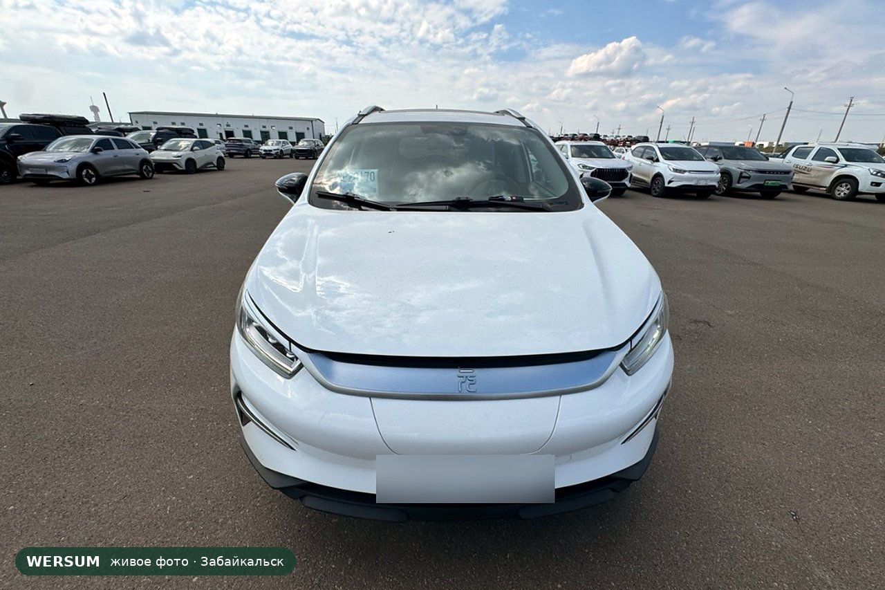 BYD Yuan Pro, спереди: закрытая панель и иероглиф 元