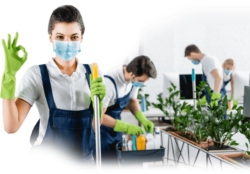 Сотрудники клининговой компании за работой